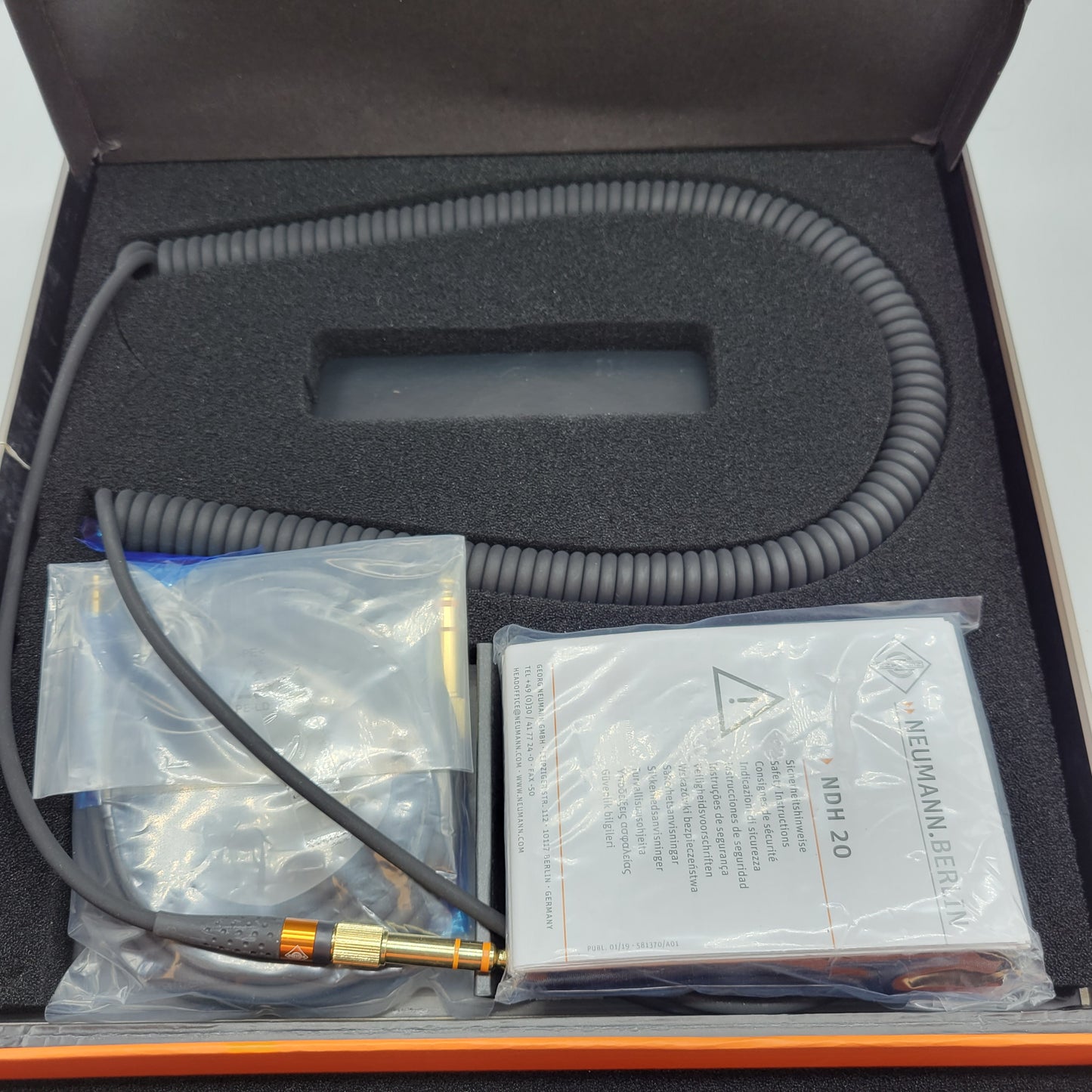 NEUMANN NDH 20 Closed Dynamic Headphone Black/Silver 508585